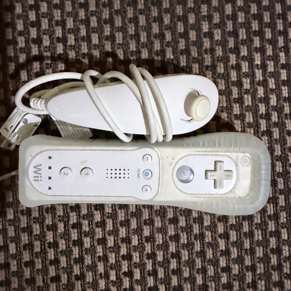 Nintendo Wii Remote and Nunchuk - Classic White